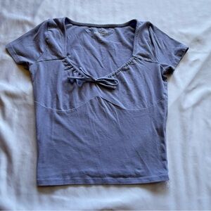 Hollister lavender Fitted women’s crop top tee w/ tie front XS great condition!